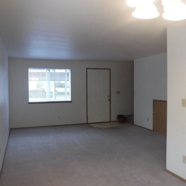 Foto del edificio - 2 Bed/1.5 Bath Apartment - NE Purcell Blvd