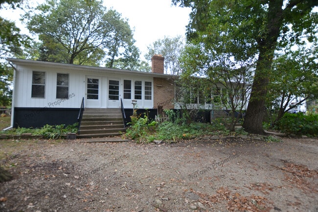 Building Photo - 10 Riverview St