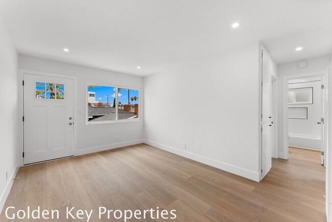 Building Photo - Welcome to your beautifully remodeled apartment in South Oceanside just a few blocks from the beach!