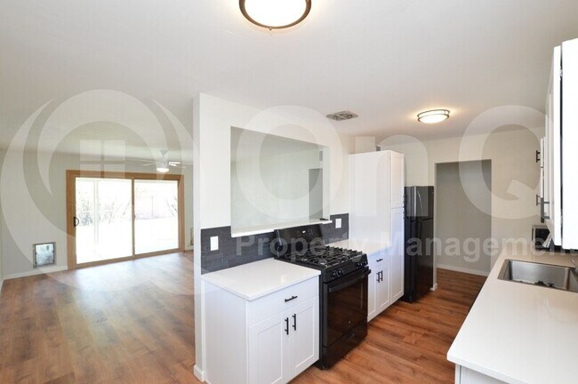 Building Photo - 611 E Encanto Dr
