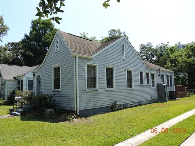 Building Photo - 225 Rio Vista Ave