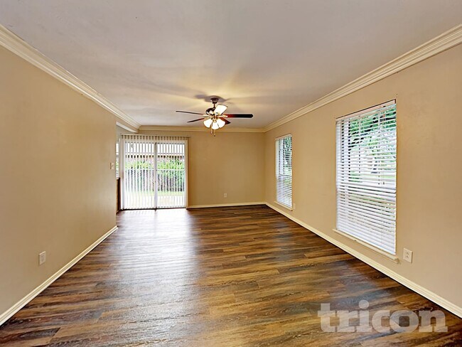 Foto del edificio - 2725 Branch Oaks Dr