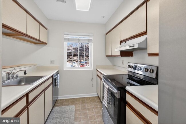 Foto del edificio - 4950 Columbia Rd