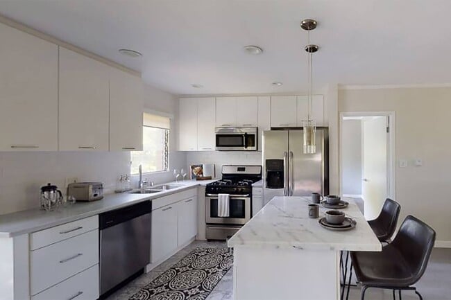 Building Photo - The Biarritz Apartments