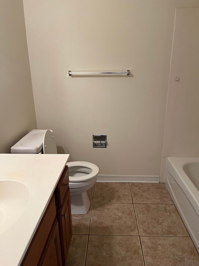 Full Bath - 2925 Kingman St