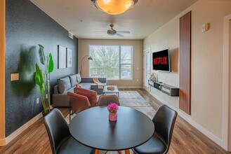 Building Photo - 1890 S Country Club Way