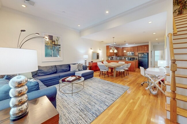 EVERYTHING INCLUDED - 3 Bed/ 2 bath in Brookline - EVERYTHING INCLUDED - 3 Bed/ 2 bath in Brookline House
