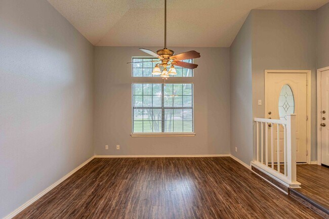 Foto del edificio - 8039 Sunshine Trail Dr
