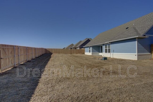 Building Photo - 3027 SE 34th St