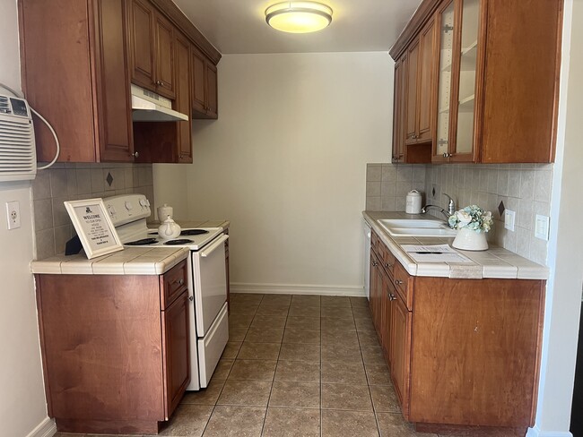 Building Photo - 6050 Whitsett Ave