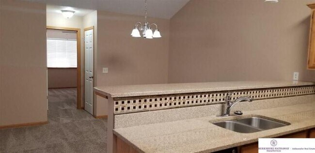 Building Photo - 2 bedroom in Omaha NE 68118