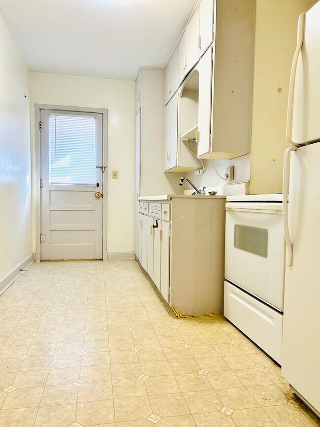 Building Photo - 1 Bedroom Duplex, Central Location