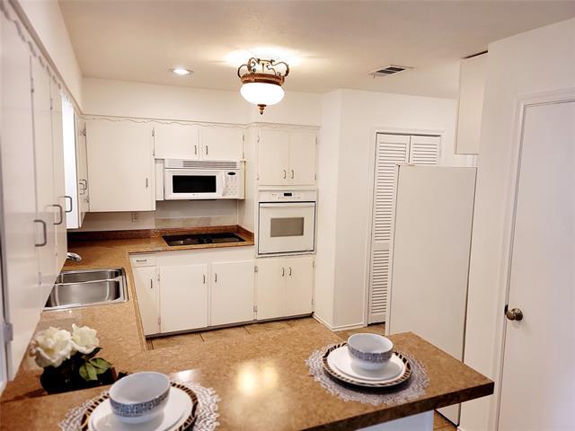 Foto del edificio - 7022 Kingsbury Dr