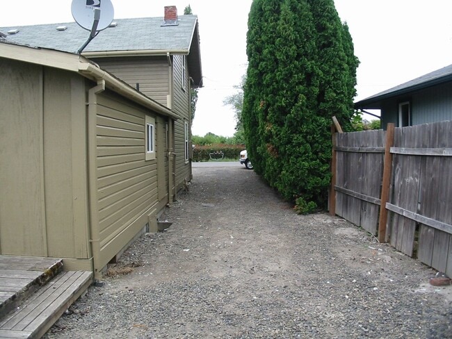 Foto del edificio - Charming 3-Bedroom Two-Story Home with Fenced Yard!