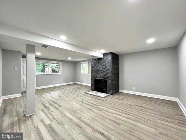 Building Photo - 5910 Brookview Dr