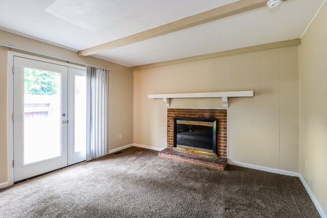 Building Photo - Amazing 4 Bedroom Home in Forest Park!
