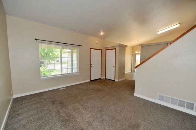 Foto del edificio - 4 bed 2 bath-- CDA Place Community