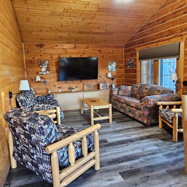 Living room - 424 Overlook Ct