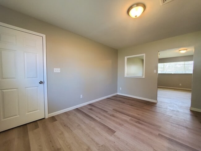 Building Photo - Beautiful Refurbished 3-bedroom home