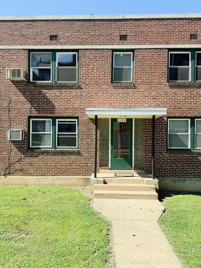 Building Photo - 1135 E Orange St