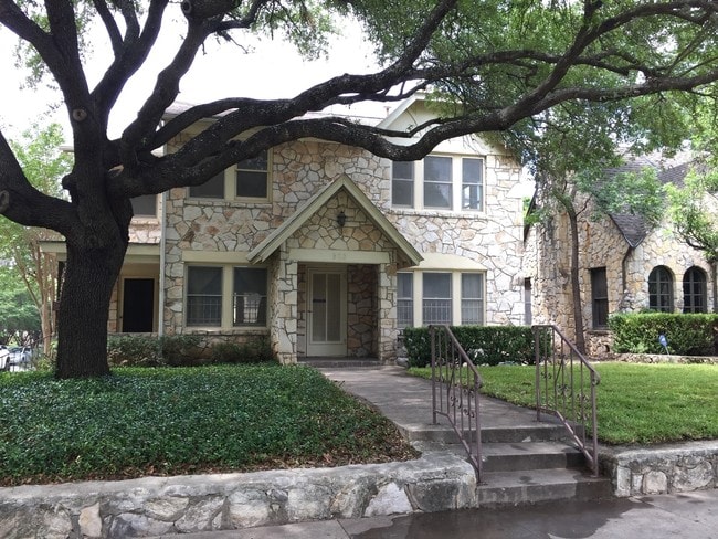 Building Photo - 301 E Rosewood Ave