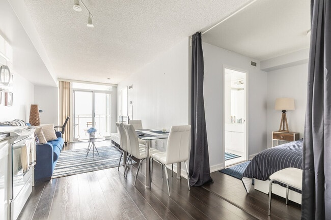 Building Photo - 480 Front St W