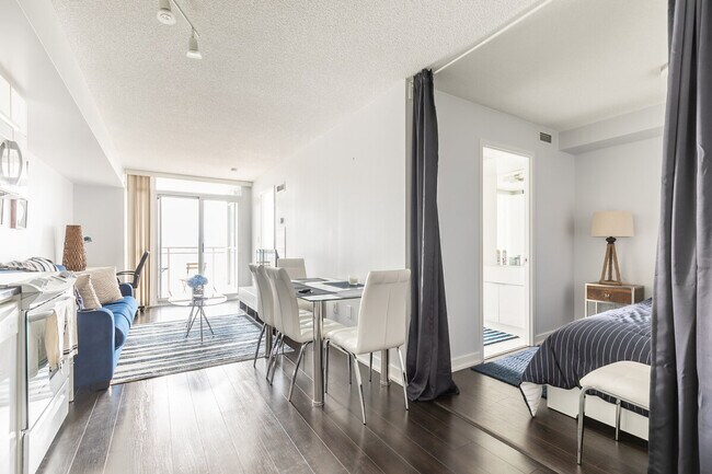 Building Photo - 480 Front St W