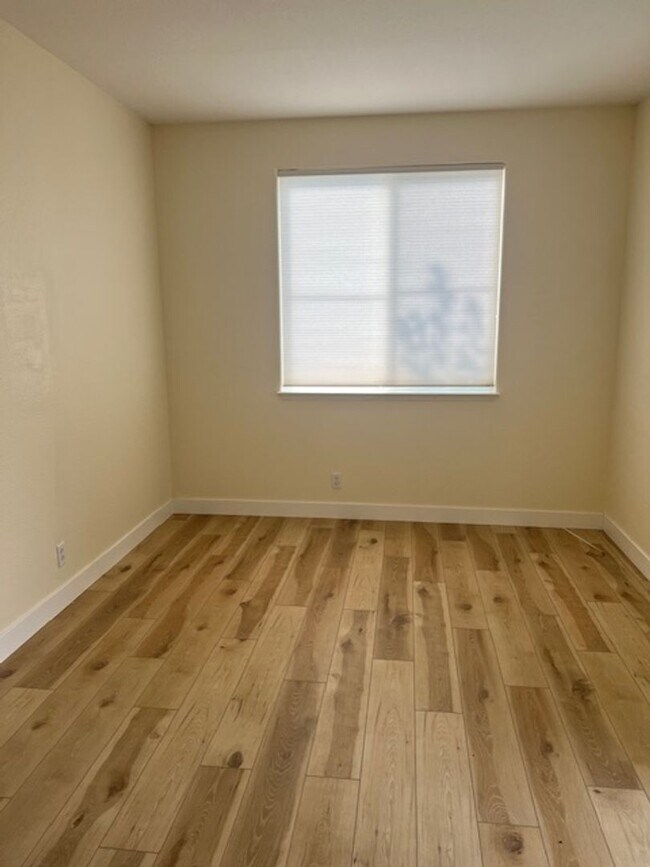Building Photo - Welcome Home to your Newly Renovated 1-Bed...