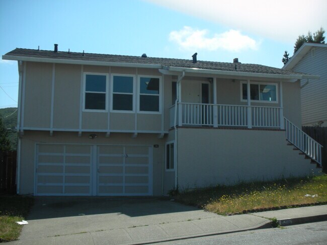 Building Photo - 135 Lake Dr