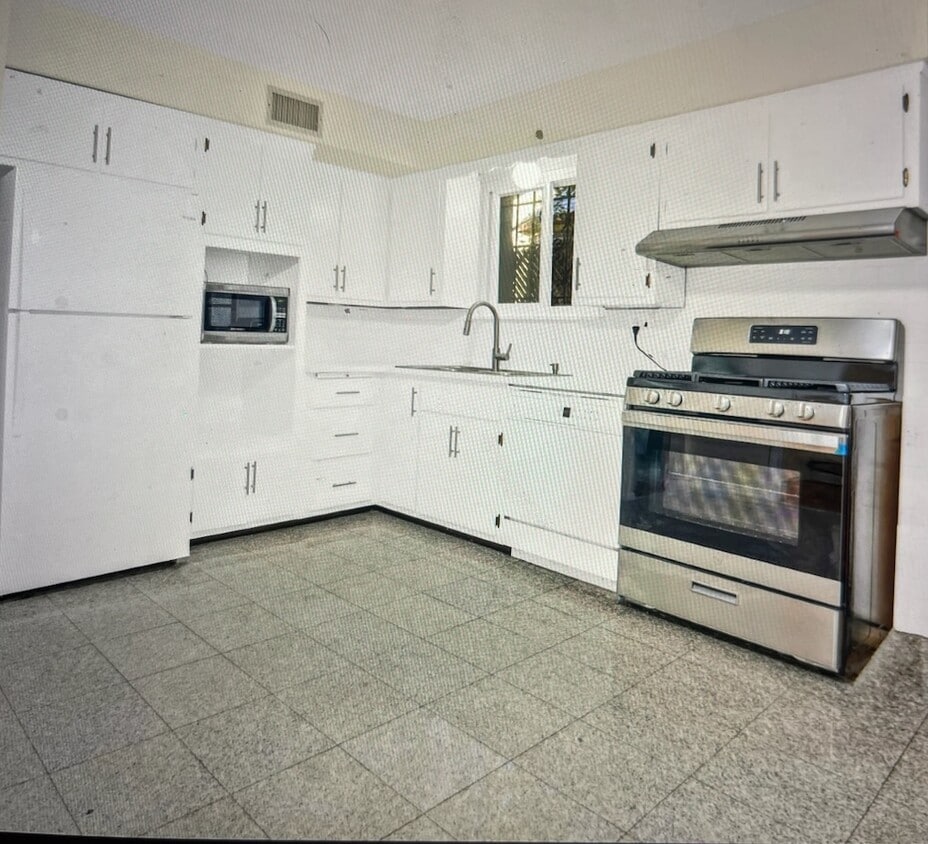 Primary Photo - 17532 Devonshire Rd