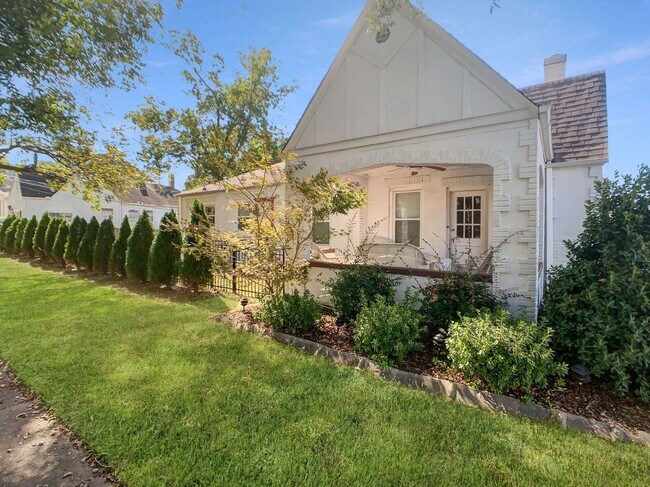 Building Photo - Available August 8th! Updated 3 bedroom, 2...