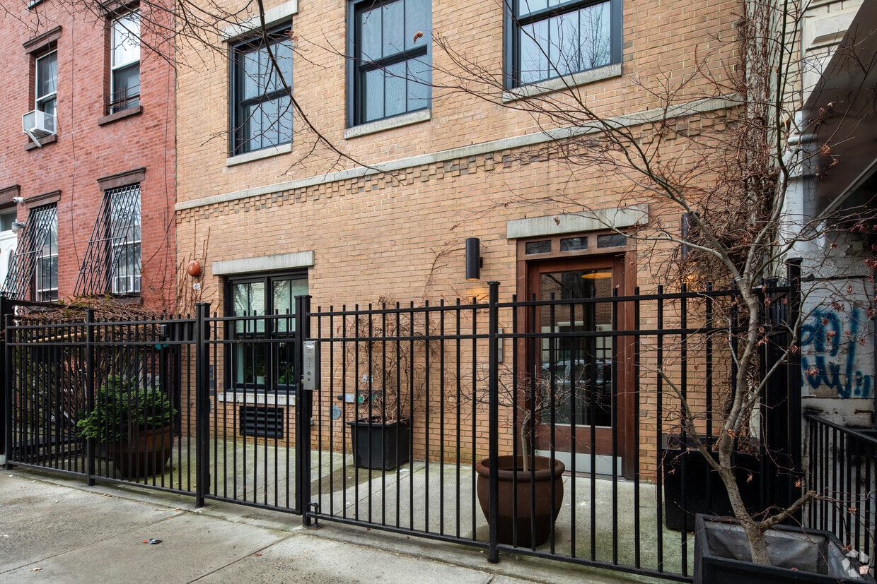 Entrance - 122 S 1st St