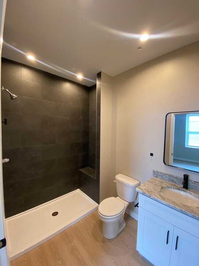 Edificio Pinecrest con oficina de arrendamiento - 2105 Eastern Ave