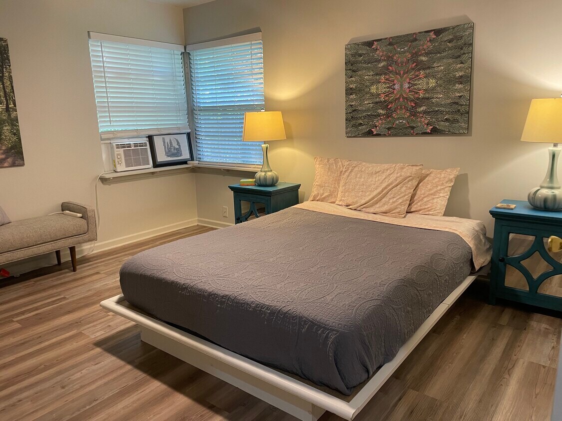 Foto principal - Furnished Room Rentals 4-6 month rental
