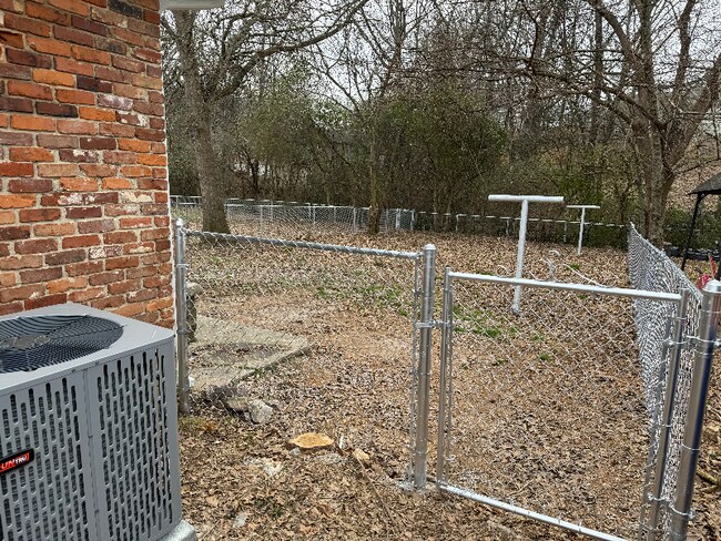 Foto del edificio - 1308 Mayfield Ln