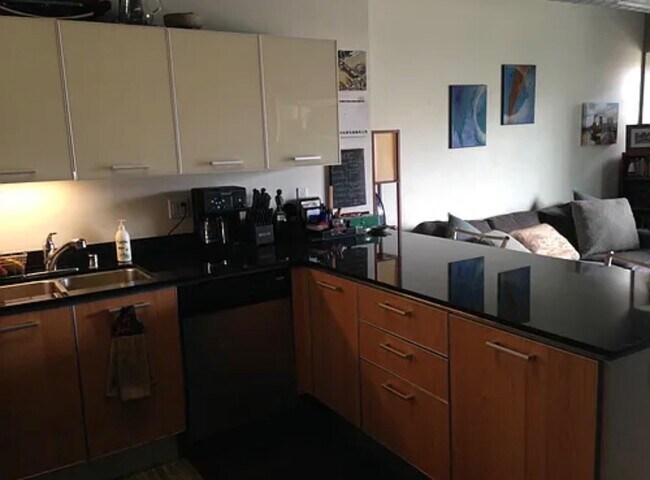 Foto del edificio - 645 W 9th St
