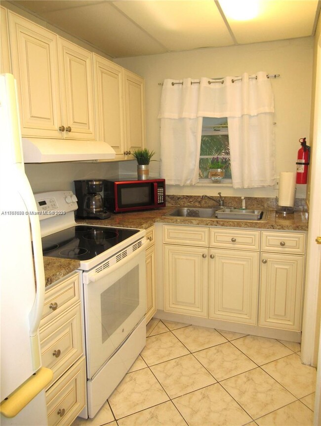 Building Photo - 581 Blue Heron Dr