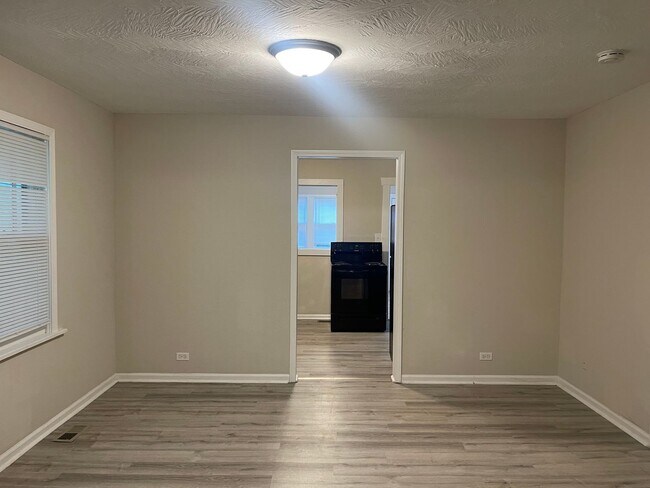 Building Photo - Newly remodeled 2 bed 1 bath with 1 car ga...