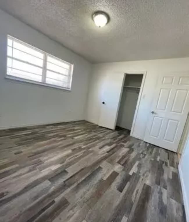 Building Photo - Centrally located 2BR/1BA | Updated | Wate...
