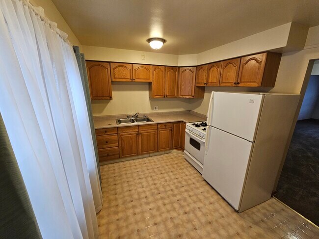 Kitchen - 5020 Forest Park Plz
