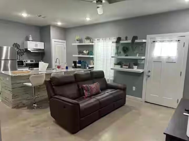 Open concept living and dinning room - 103 Homecrest