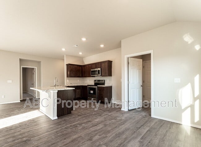 Building Photo - 4405 SW Sackett Ave