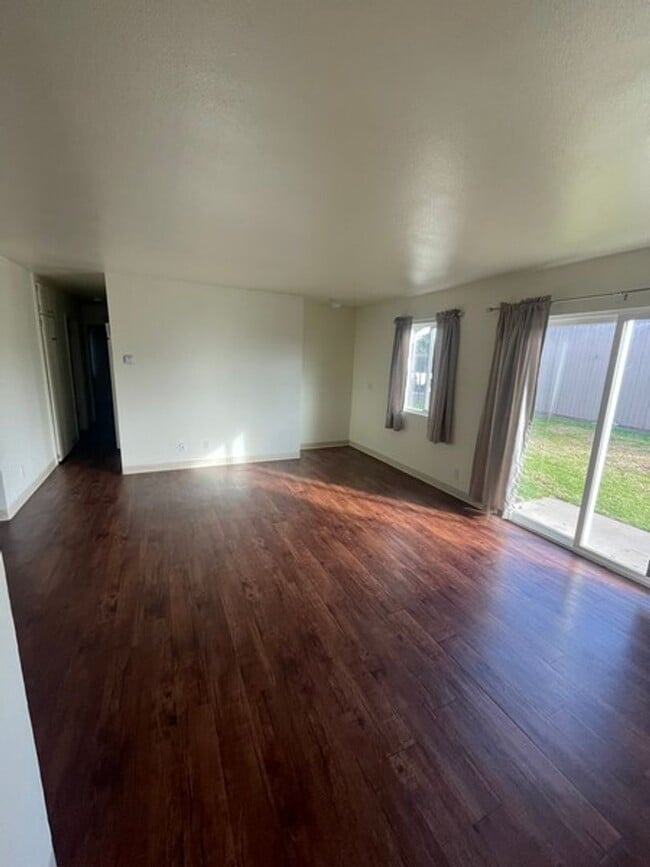 Foto del edificio - Downstairs 3 bedroom / 2 bath w/garage
