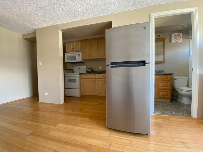 Foto del edificio - Furnished Studio at Regency Tower * Parking * AC