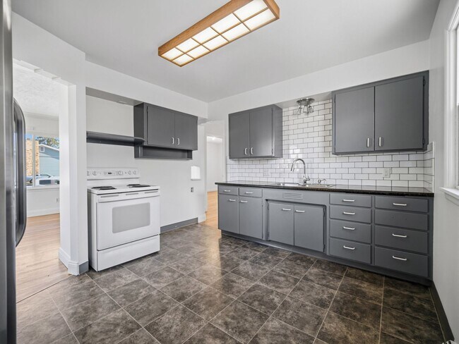 Building Photo - Charming Northwest Spokane Home | Minutes from Audubon Park & Downriver Golf Course