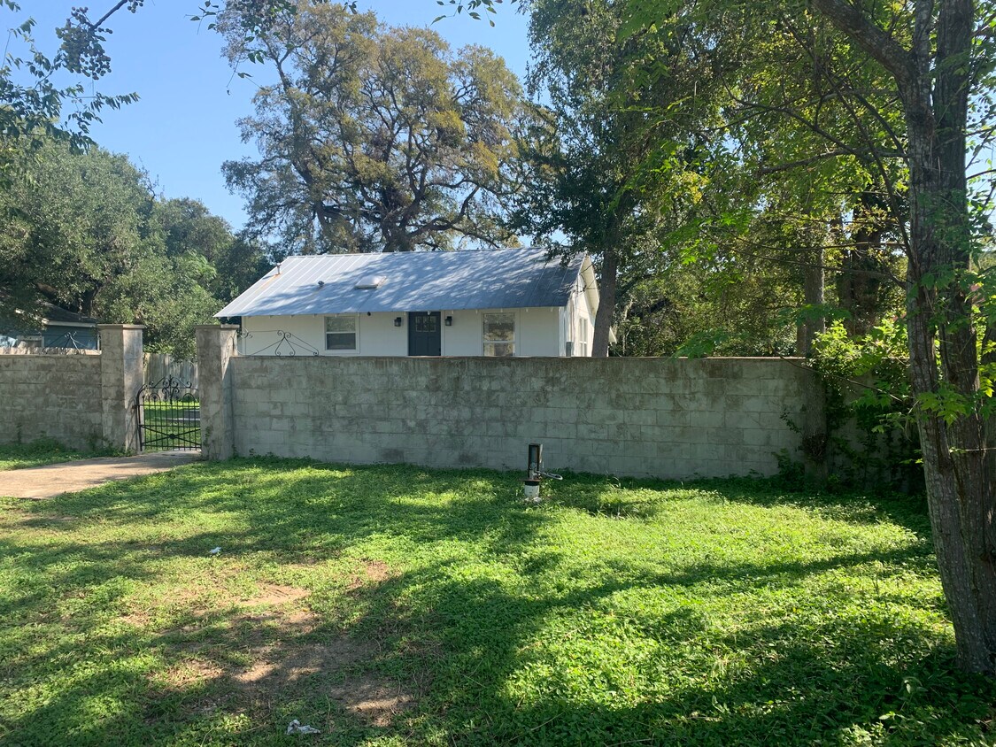 private house on Scenic Loop - 18210 Scenic Loop Rd