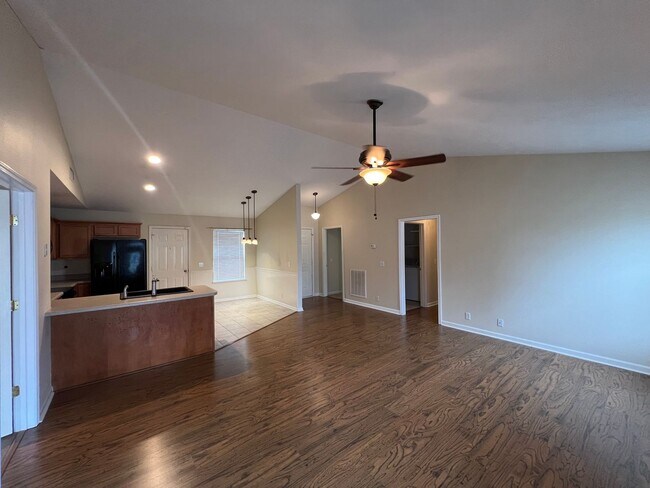 Foto del edificio - Available Now 3 BR 2 Bath Home in Lavernge with Fenced in Backyard!