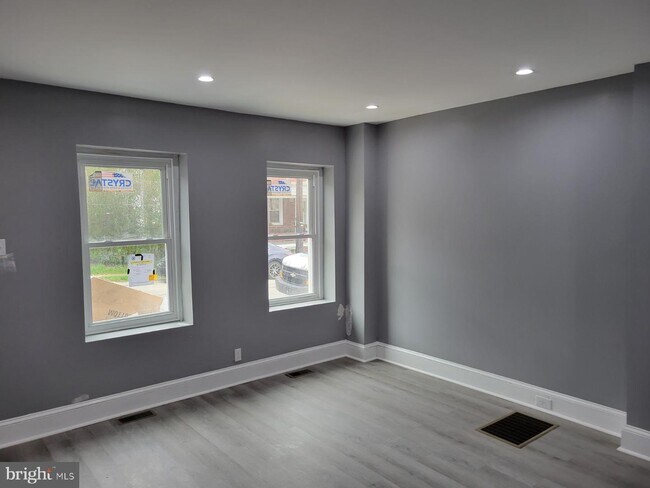 Building Photo - 643 Sandy St