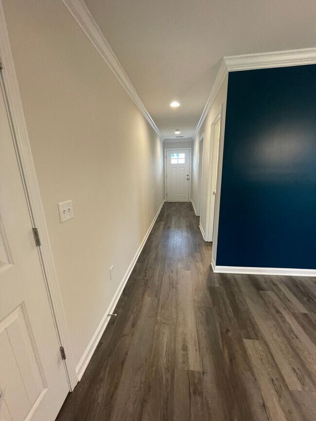Building Photo - 4 bedrooms 3 bath home available In Piedmo...