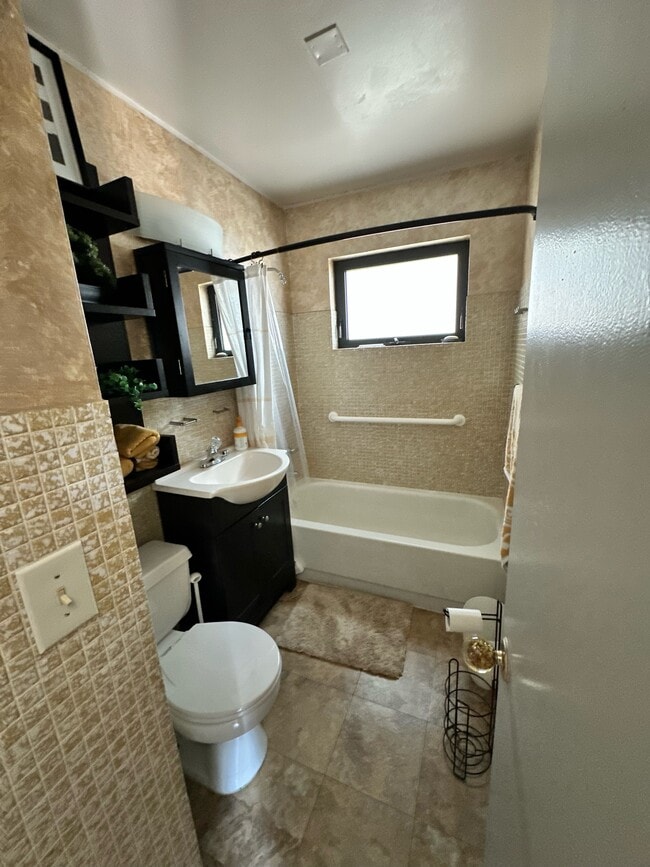 Baño - 217 NW 39th St